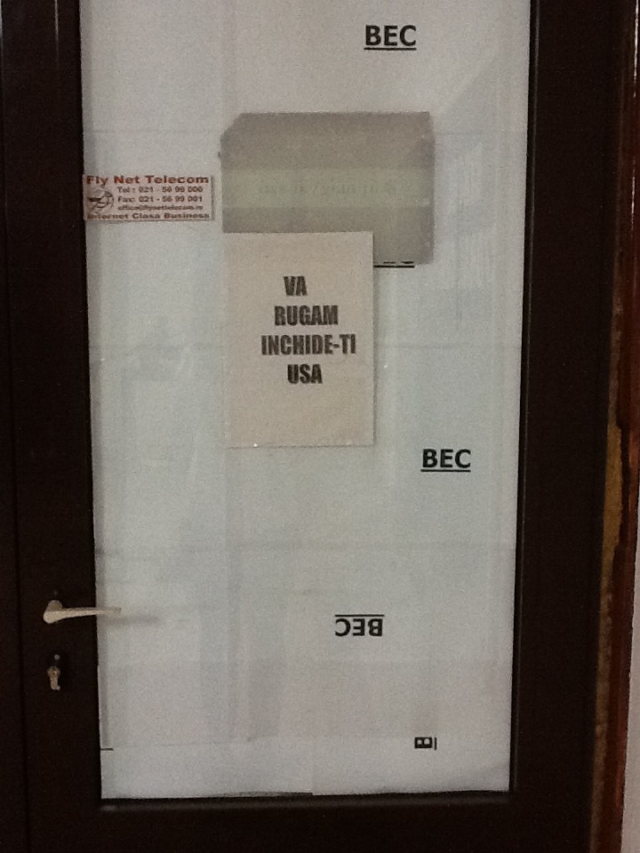 Indemnul scris cu litere de-o schioapa pe usa Biroului Electoral Central. FOTO