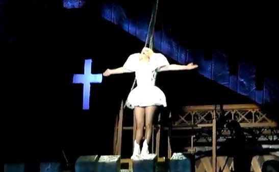 Incident incredibil in timpul concertului. Lady Gaga, lovita in cap cu un stalp. VIDEO
