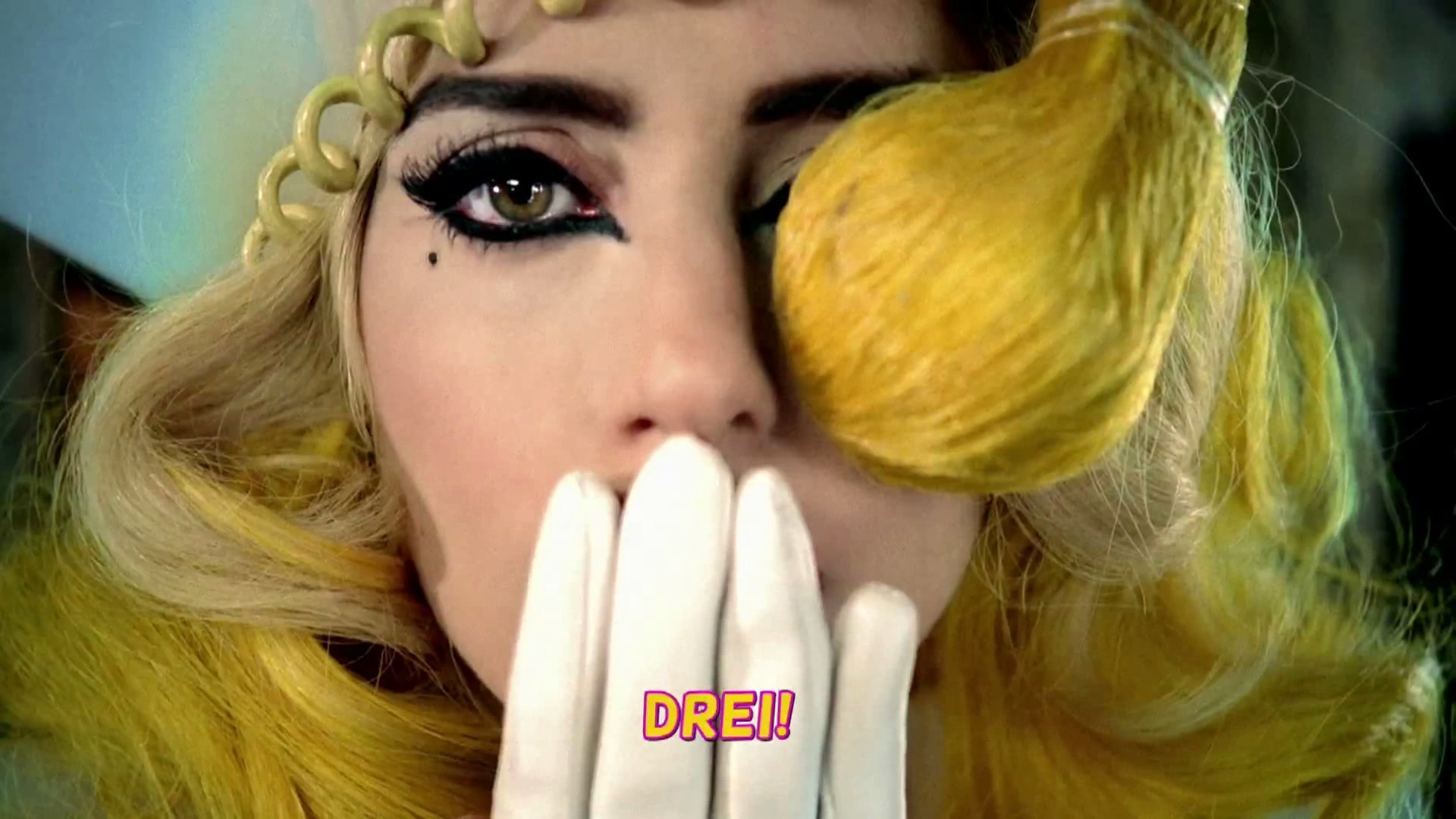 Lady Gaga, lovita in cap in timpul unui concert VIDEO