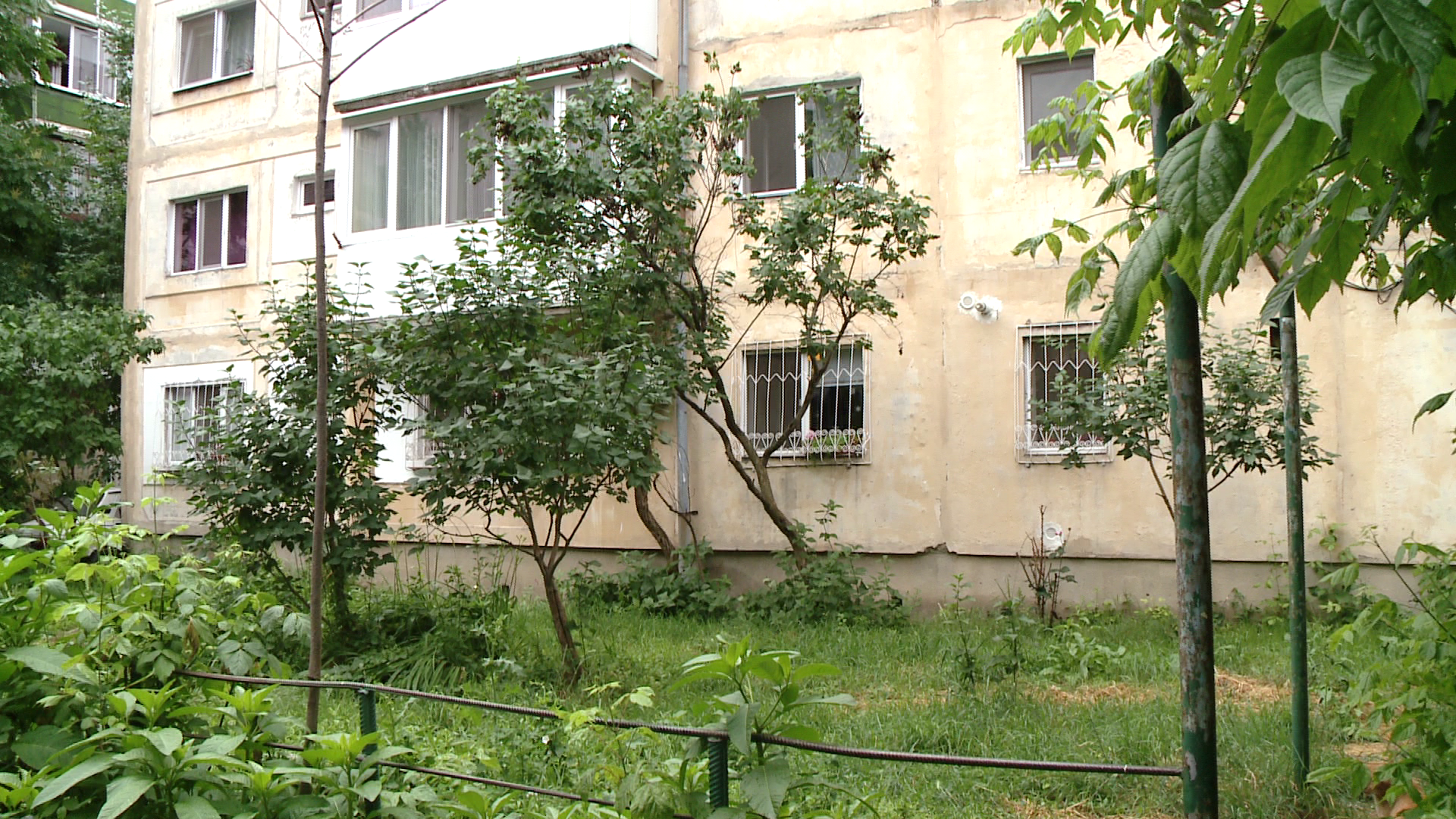 In numele campaniei electorale. Ce ii anunta un afis pe locuitorii unui cartier din Deva