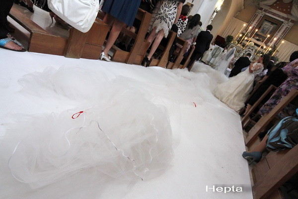 20.000 de oameni au iesit in strada sa o vada. Mireasa care a cucerit un oras intreg. VIDEO