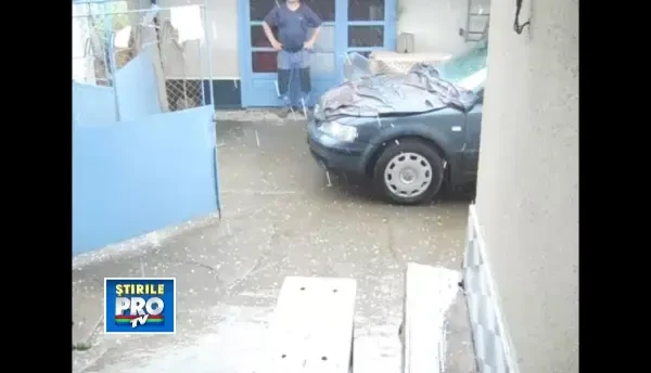 Ploaie torentiala cu piatra la Ineu. Oamenii si-au acoperit masinile cu paturi pentru a le proteja