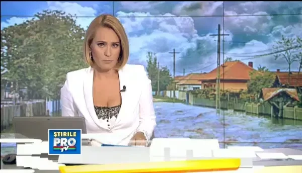 Suvoaiele furioase au inghitit masini, animale si au patruns in case, in vestul si nordul tarii