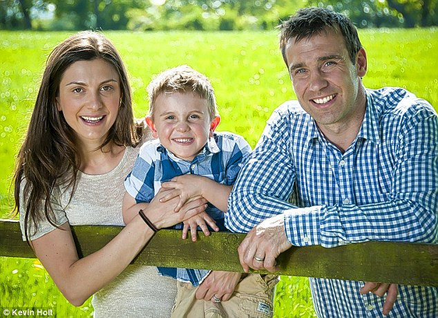 Tragedia care poate lovi orice familie. Par fericiti, dar nu stiu cum sa-i spuna fiului ce urmeaza