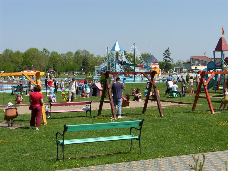 Locuitorii din Satu Mare se pregatesc de plaja. Se redeschide vechiul strand din oras