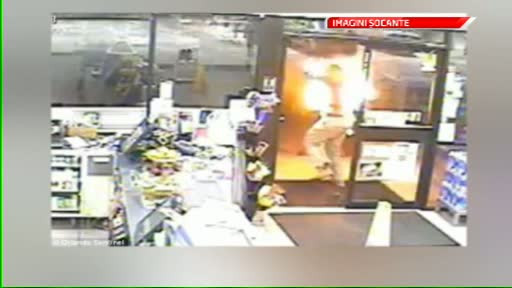 IMAGINI SOCANTE in Florida. Si-a incendiat fosta partenera si a alergat-o cu un cutit