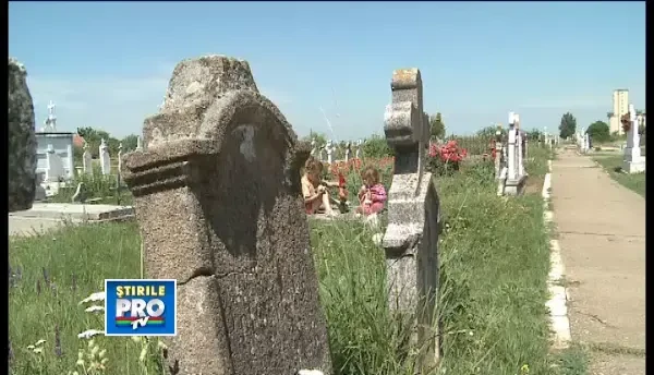 Trei copilasi din judetul Arad isi traiesc copilaria printre morminte