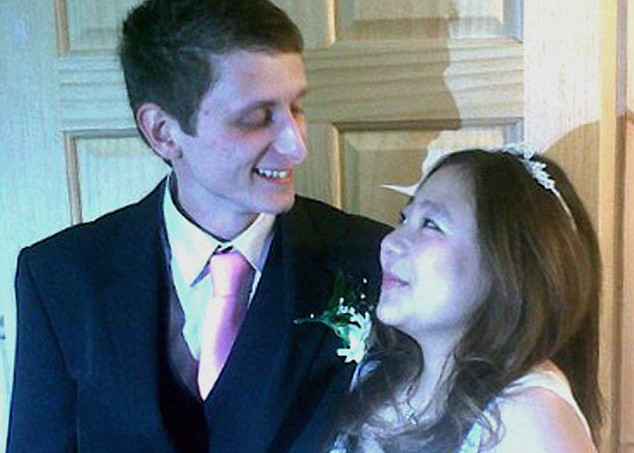 Fotografia facuta cu un minut inainte ca nunta lor sa fie distrusa. Miri arestati in fata altarului