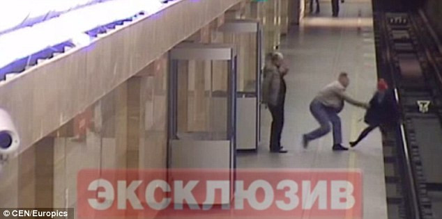 O angajata a metroului din Sankt Petersburg, impinsa pe sinele trenului! Vezi cum a reactionat un barbat aflat langa agresor! VIDEO