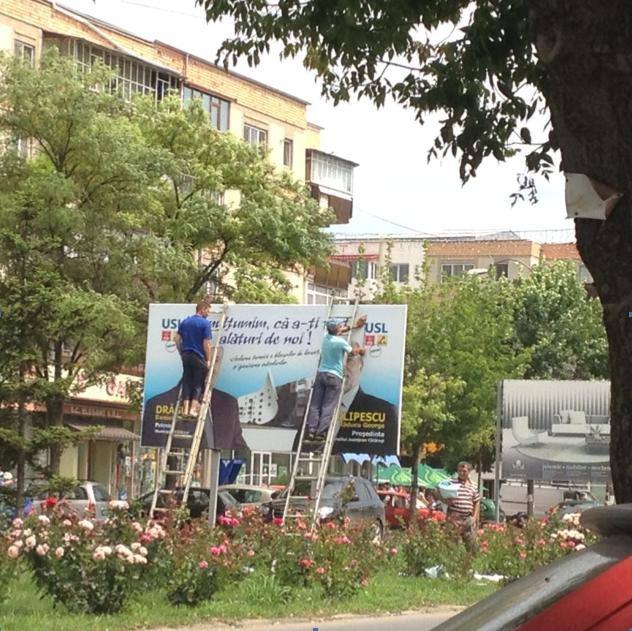 O gafa a amuzat un oras intreg din Romania. Ce anunt au citit oamenii pe un afis montat dupa alegeri