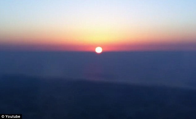 Video de pe Burj Khalifa, singura cladire atat de inalta ca poti vedea apusul de doua ori in 60 sec.