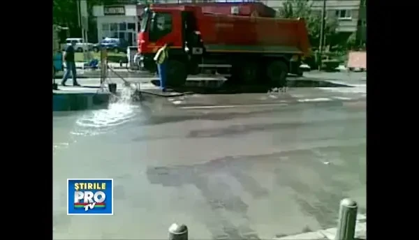 O fantana arteziana si un crater au aparut pe o strada principala din Arad. Cauza:o explozie subterana