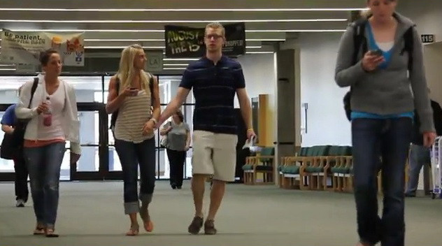 TU cum ai reactiona daca un strain te-ar lua de mana pe strada? Vezi reactia oamenilor: VIDEO