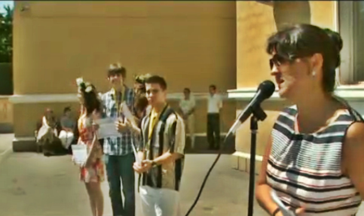 Imagini de la finalul clasei a VIII-a. Coronita de premiant combinata cu cercei cu pene. VIDEO