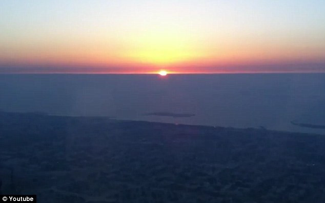 ASA se vede rasaritul de pe acoperisul CELEI MAI INALTE cladiri din lume: iei liftul si urci pana sus :) VIDEO