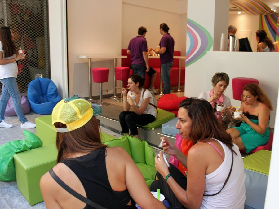 Criza economica inchide magazinele si terasele din Grecia. Turistii profita insa de preturi reduse