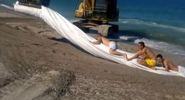 Distractie periculoasa cu excavatorul pe plaja la Tuzla. Senzatii extreme pentru un grup de tineri