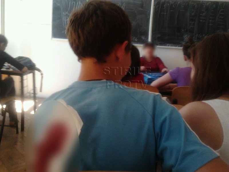 FOTO SOCANT. Gluma dezgustatoare facuta de o eleva de liceu, unui coleg, in timpul orei de Romana
