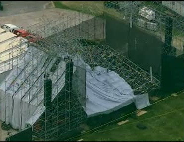 Tragedie inaintea unui concert unde erau asteptati 40.000 de spectatori. Scena s-a prabusit