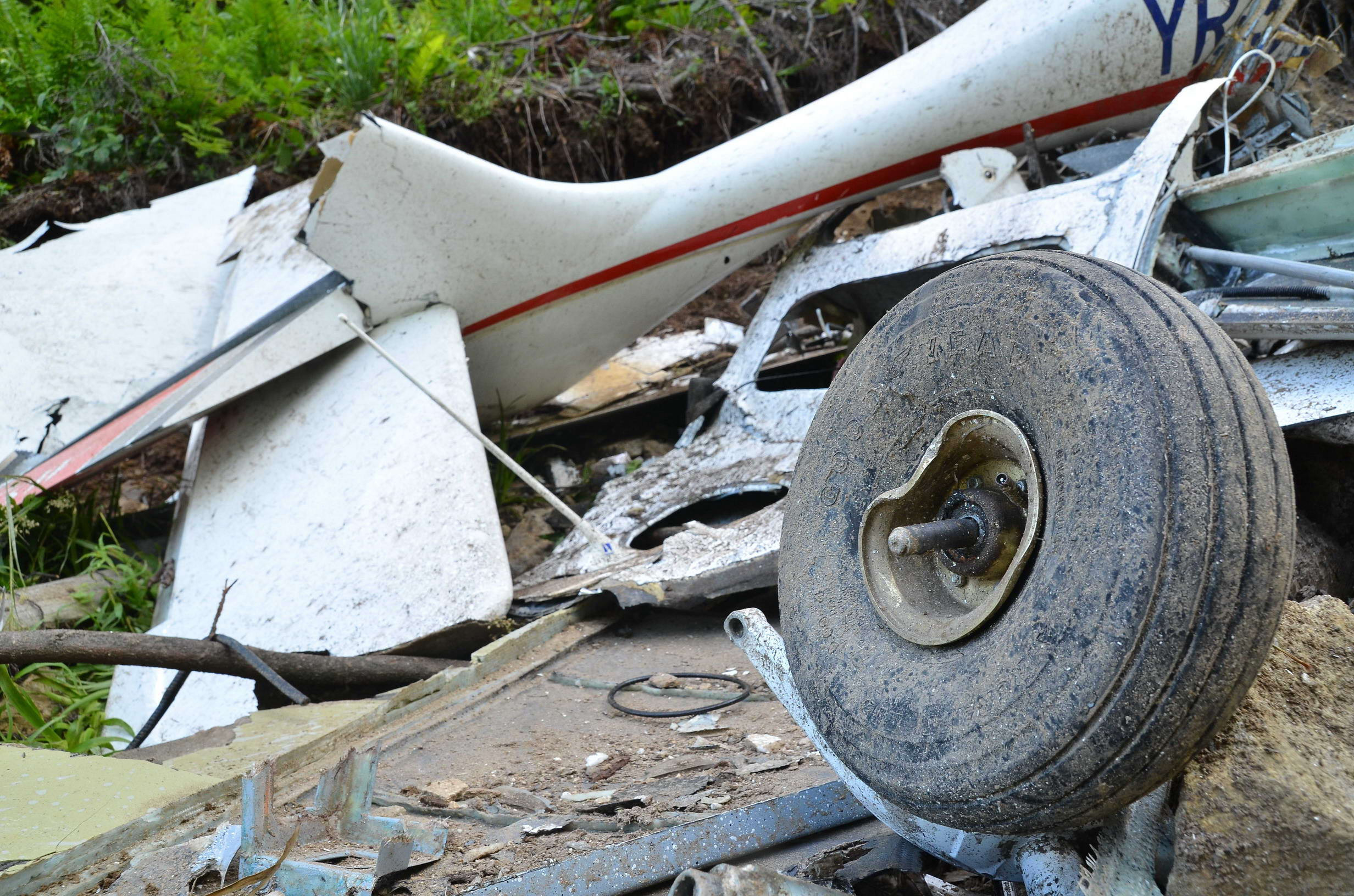 Un avion de mici dimensiuni a cazut peste o casa in judetul Arad. Pilotul a murit