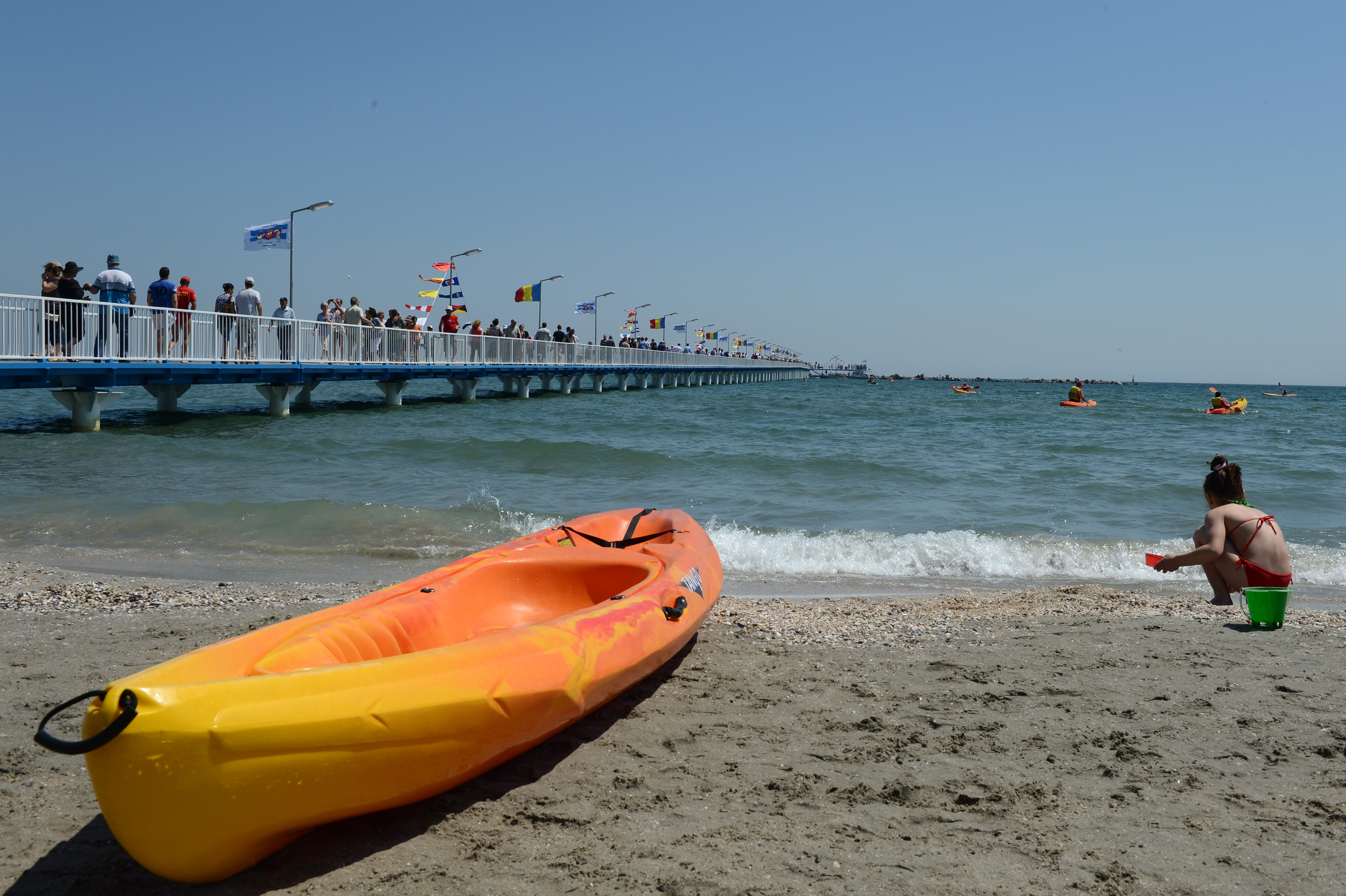 Reziduurile petroliere din apa statiunii Mamaia, curatate. Autoritatile anunta ca apa nu e afectata