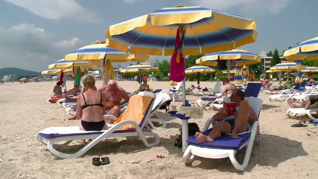 Bulgarii au 3.000 de umbrele cu filtru UV. La noi, turistii trebuie sa isi pazeasca singuri pielea