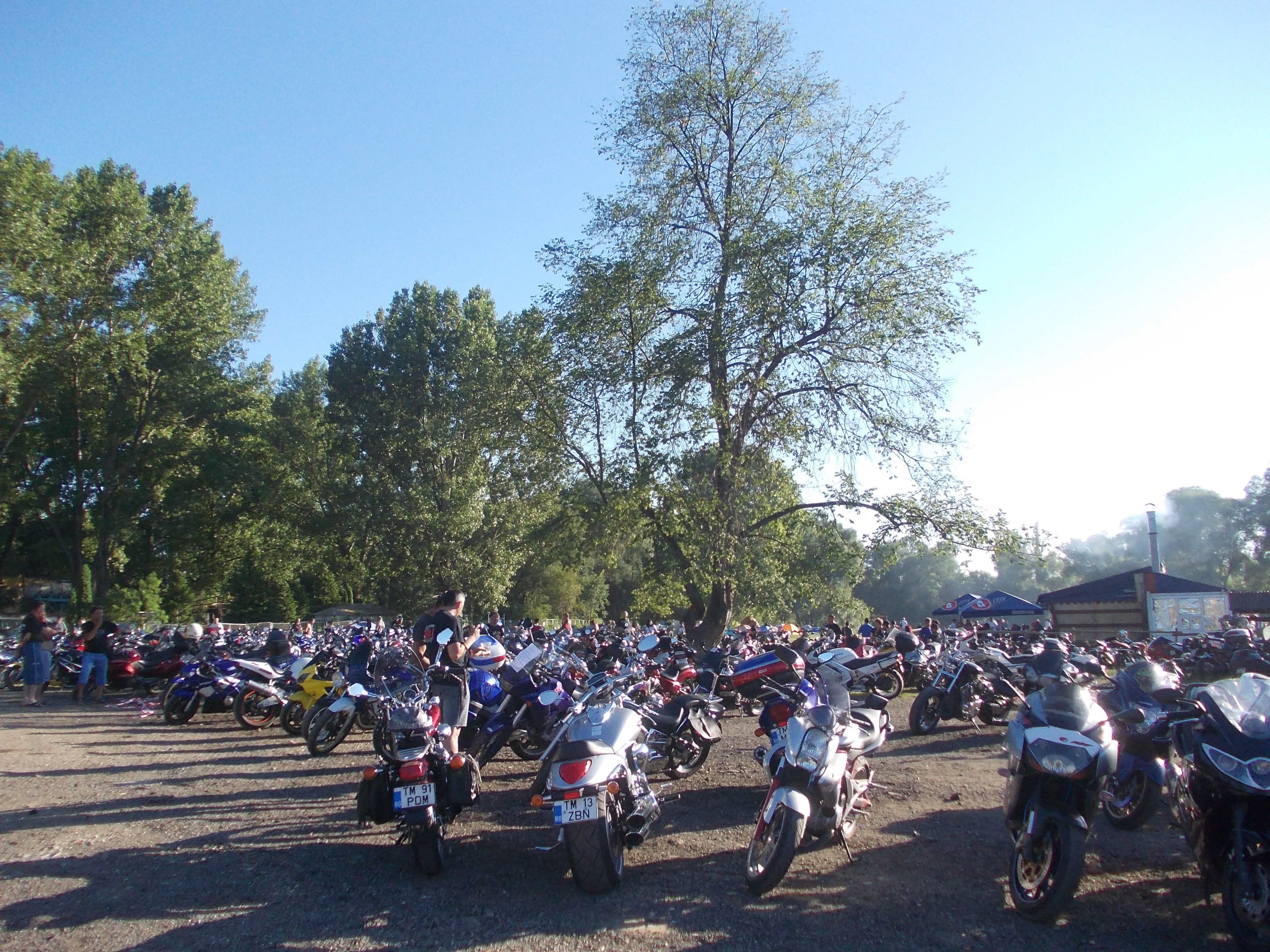 Motoare turate, tricouri ude, concursuri de baut bere. Sute de bikeri s-au reunit la Timisoara