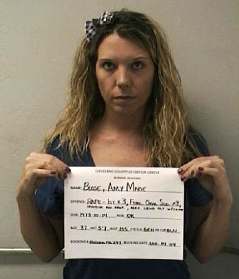 VIDEO. Asistenta condamnata la 15 ani de inchisoare. L-a violat pe prietenul de 13 ani al fiului ei