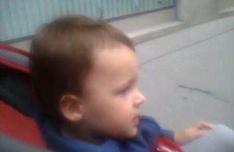 Incredibil! E fetita si la doi ani stie masinile mai bine decat orice barbat!