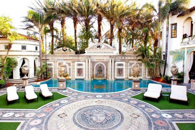 Luxoasa "Casa Casuarina", vila in care a fost ucis Gianni Versace este de vanzare pentru 125 de mil de dolari