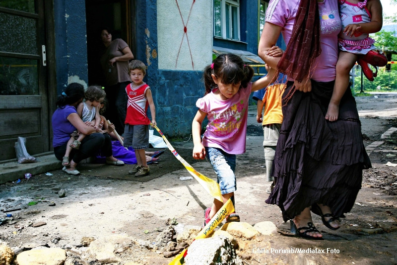 AFP, despre romii din Baia Mare:"Trebuie sa aleaga intre marginea orasului si o fosta uzina chimica"