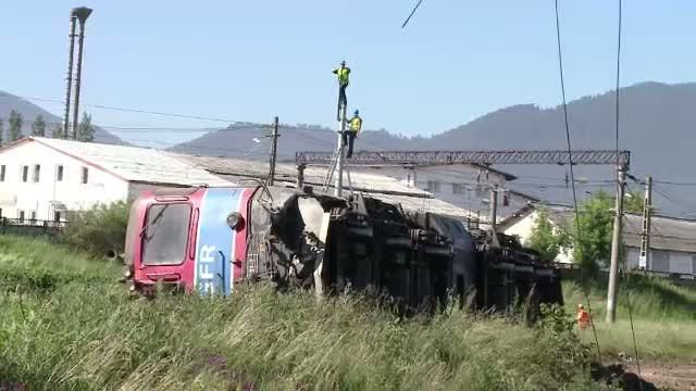 Incident unic intre Predeal si Brasov. O locomotiva a pornit de pe loc fara mecanic si s-a rasturnat
