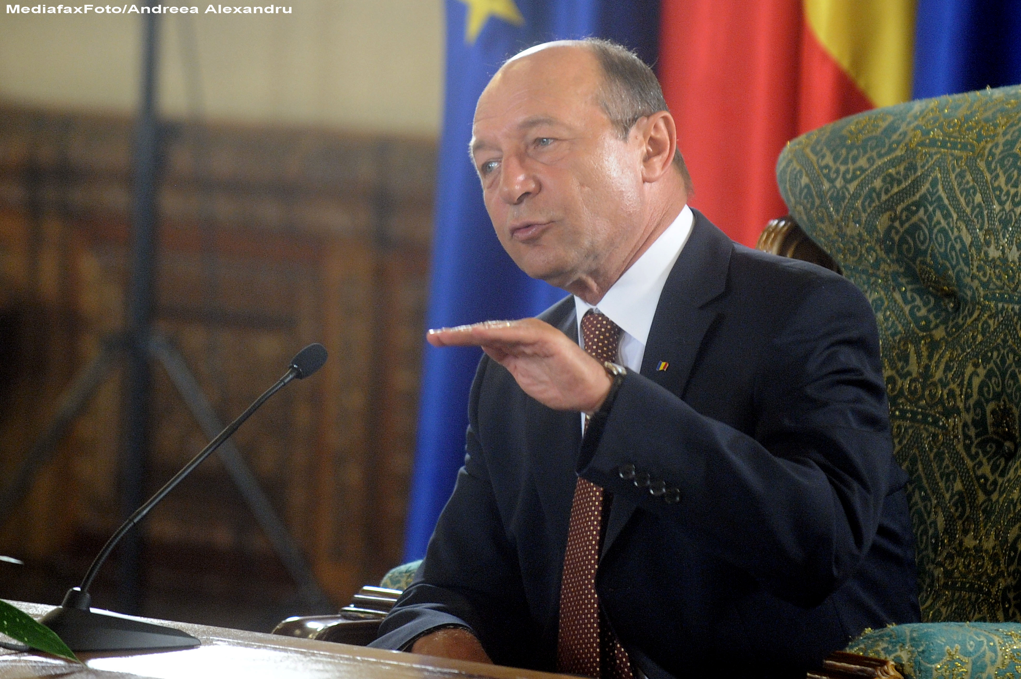 Indira Crasnea, Mediafax: Basescu a pierdut razboiul "de club" si pleaca sa seduca poporul