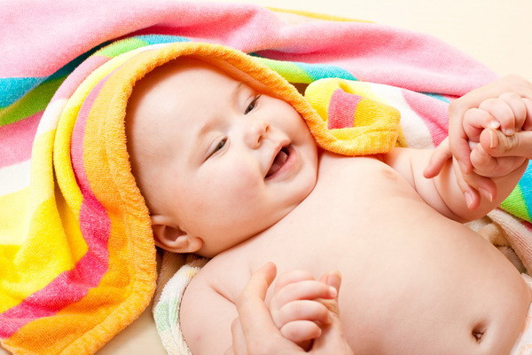 Fratele mai mare trebuie tinut departe de bebelus. Pericolele care pot duce la probleme pentru sugar