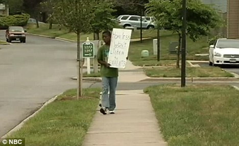 Cum si-a pedepsit un tata fiul pentru ca a intarziat cu o jumatate de ora. Politia l-a laudat. VIDEO