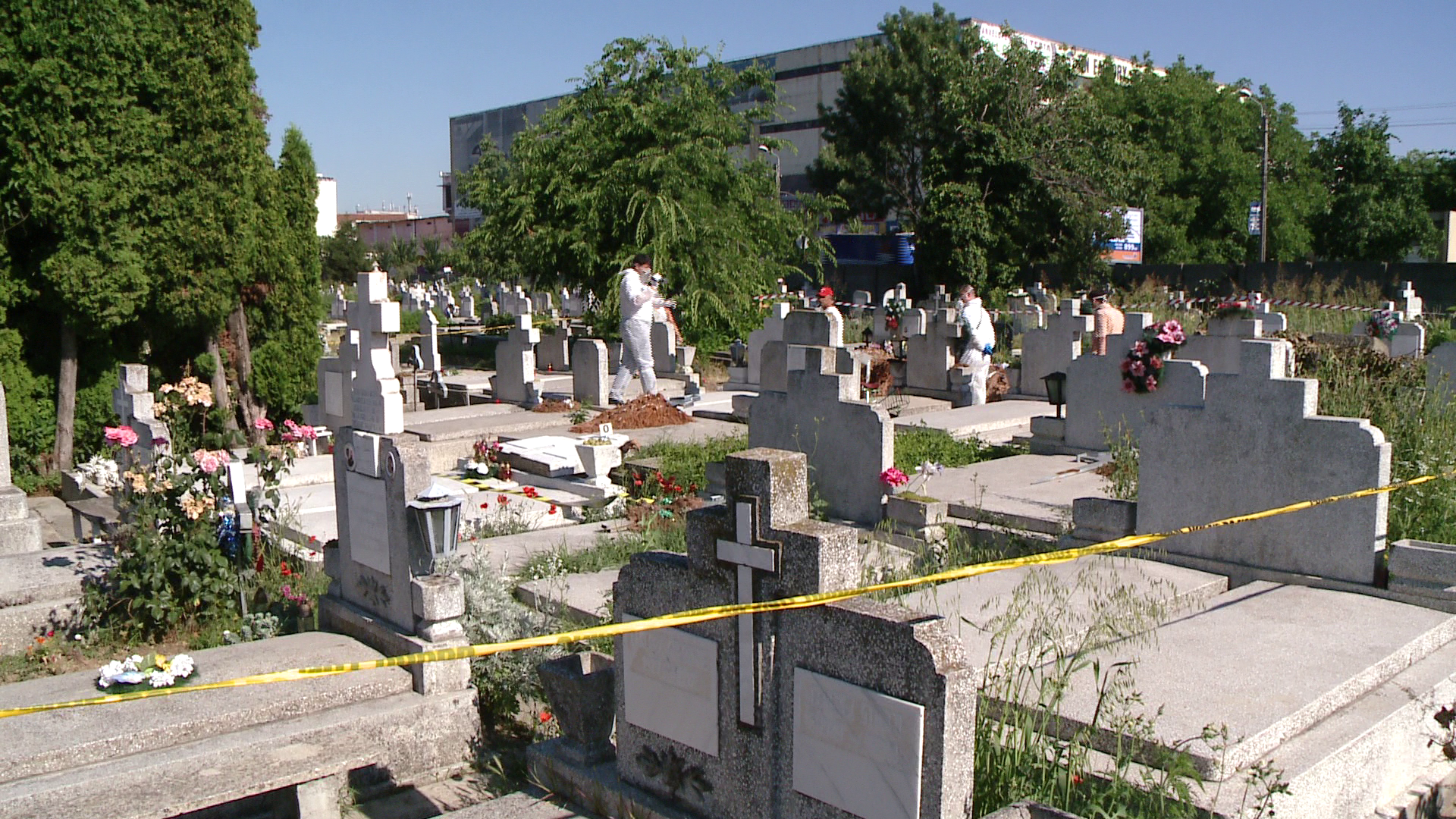 Un barbat si-a gasit sfarsitul in cimitir dupa ce o piatra funerara s-a prabusit peste el