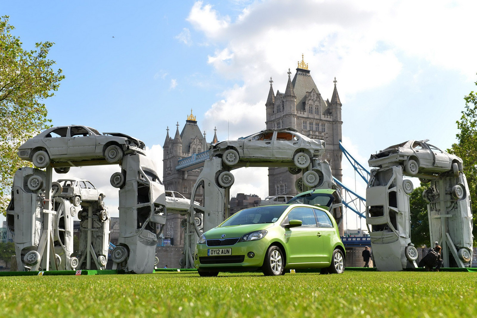 Reclama anului! Un mare monument din lume, facut din resturi de masini!