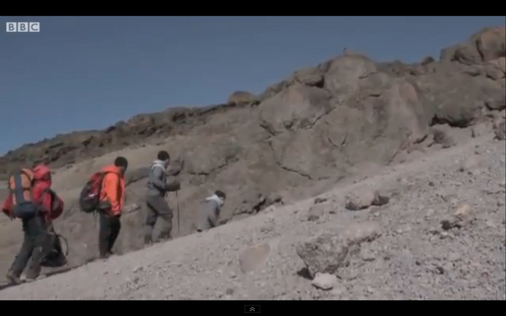 VIDEO impresionant. Un barbat fara picioare a urcat pe varful Kilimanjaro tarandu-se in maini
