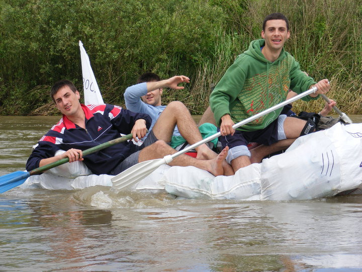 Plute eco. Tinerii baimareni se plimba cu petul pe Somes