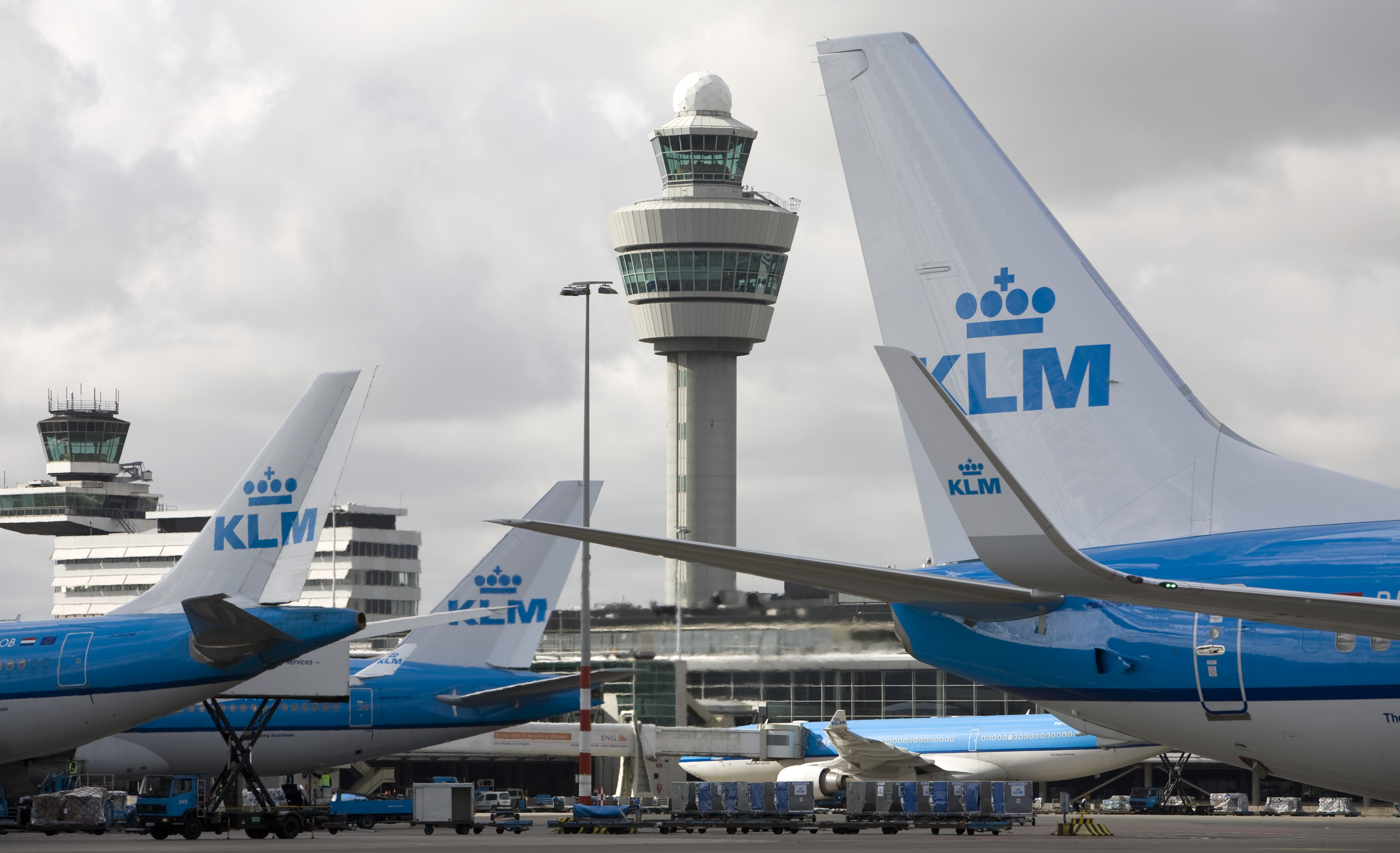 Incident bizar la bordul unui avion KLM. Copilotul ar fi fost injunghiat de un pasager "confuz"