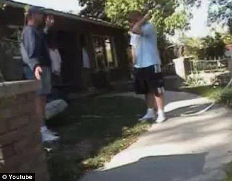 VIDEO Un tata ii da de ales barbatului care a facut sex cu fiica lui minora:"Inchisoare sau bataie?"