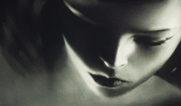 Initierea indecenta la care au fost supuse doua tinere, la o sedinta de spiritism