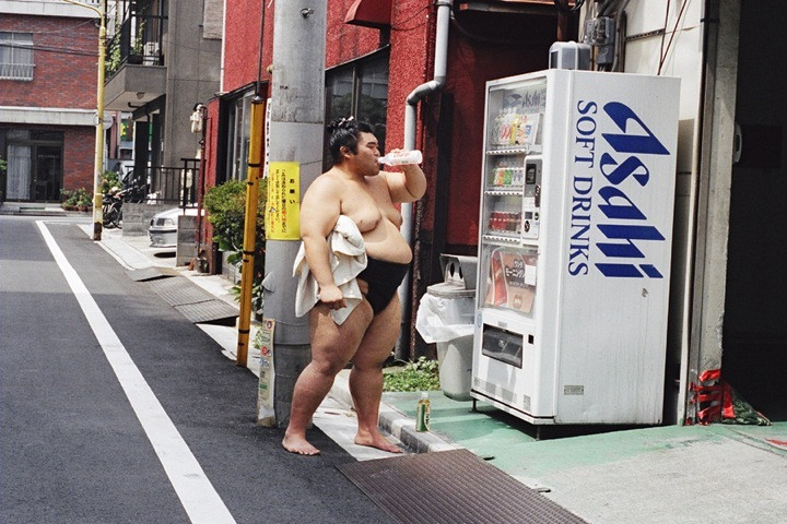 Imagini unice surprinse din lumea luptatorilor de sumo. Cum arata cand nu sunt in ring