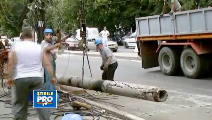 Incident extrem de grav in Capitala. Doi stalpi RATB s-au prabusit pe sosea si au lovit doua femei