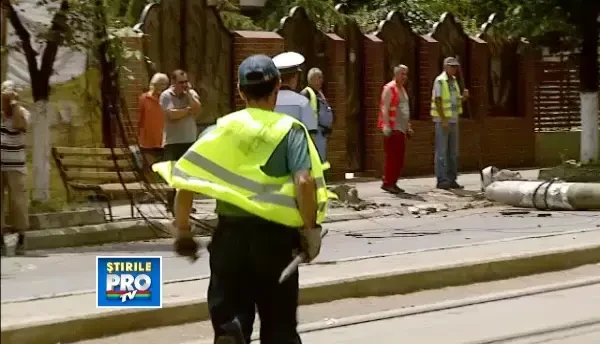 Incident extrem de grav in Capitala. Doi stalpi RATB s-au prabusit pe sosea si au lovit doua femei