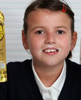 100 de persoane din lume au aceasta boala. Fara fast-food si alte grasimi, creierul ei moare