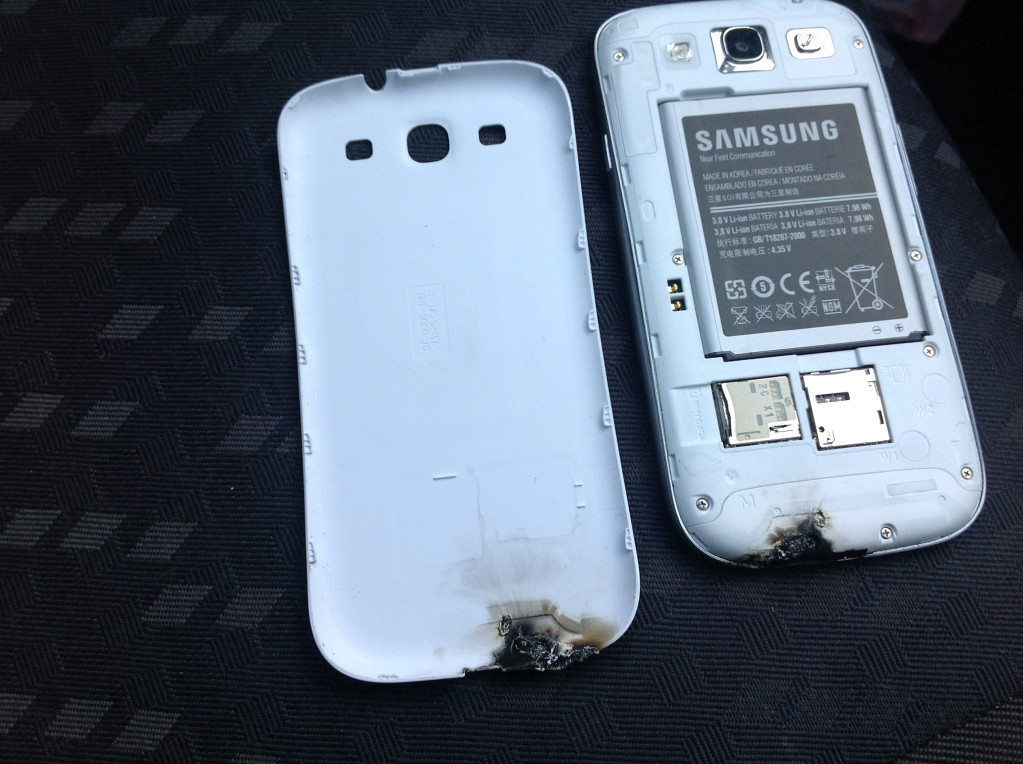 Samsung investigheaza explozia unui Galaxy S III intr-un autoturism din Irlanda