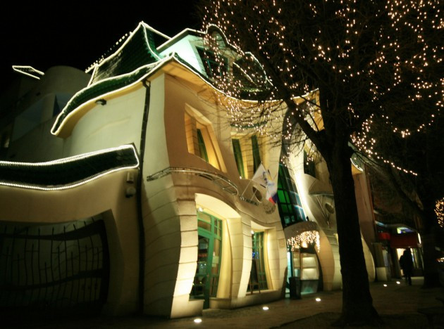 2 case GENIALE: casa de 4m/4m si o inaltime de 9 metri si casa care se TOPESTE! FOTO