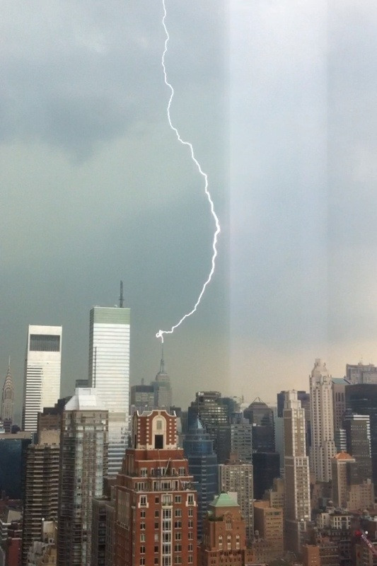 Imagine extrem de rara surprinsa in New York. Un fulger a lovit Empire State Building