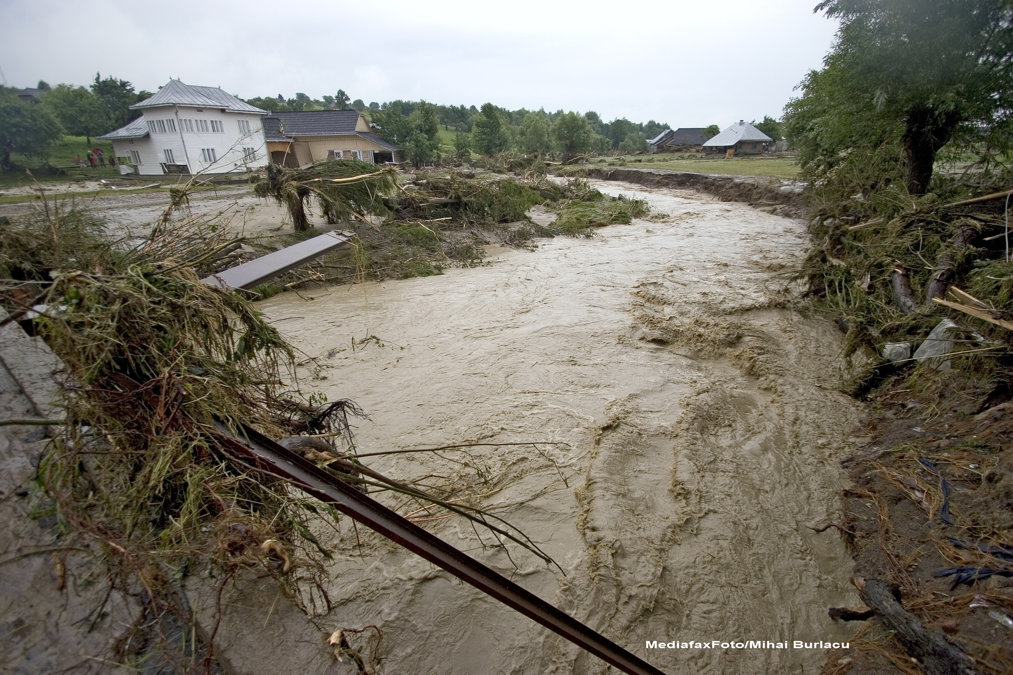 Efectele Codului Galben. Actiune de salvare in Muntii Bucegi si viitura puternica in Plaiul Foii